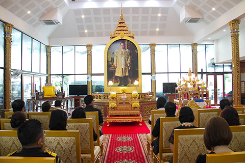 วันที่ 25 ตุลาคม 2560 รศ.ดร.สุมาลี ไชยศุภรากุล อธิการบดี นำคณะผู้บริหาร และบุคลากร  มหาวิทยาลัยราชภัฏจันทรเกษม เข้าร่วมพิธีทำบุญอุทิศถวายเนื่องในงานออกพระเมรุมาศ ถวายพระเพลิงพระบรมศพ พระบาทสมเด็จพระปรมินทรมหาภูมิพลอดุลยเดช บรมมนาถบพิตร  ณ วัดเสมียนนารี พระอารามหลวง